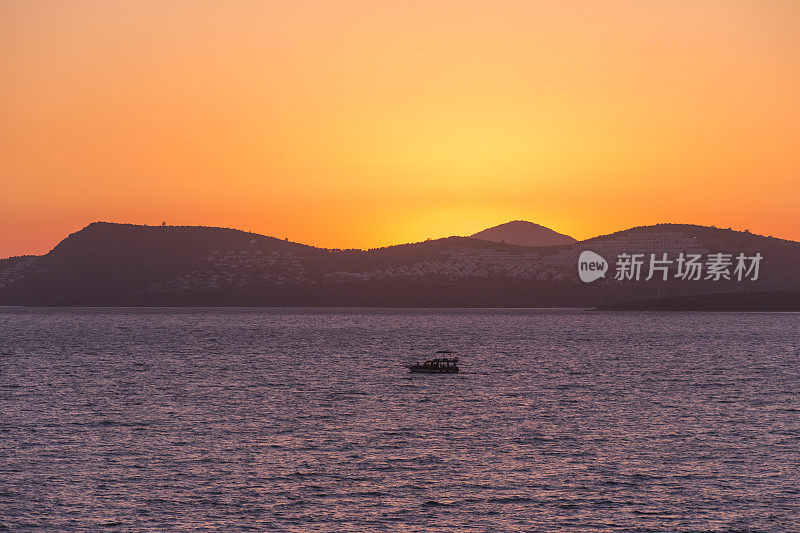 土耳其gulluk bodrum mugla日落时的渔船